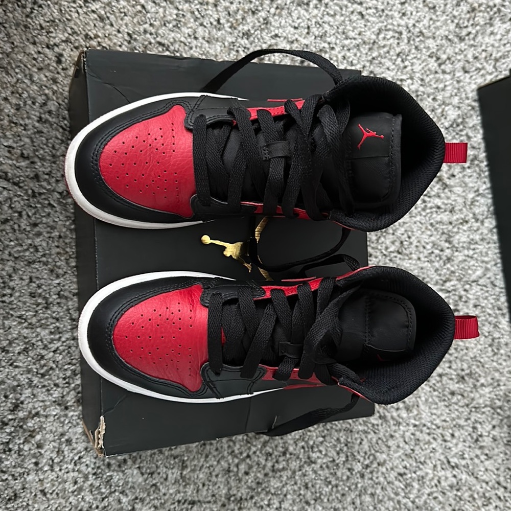 Boys jordan 1 mid- size 2- EUC